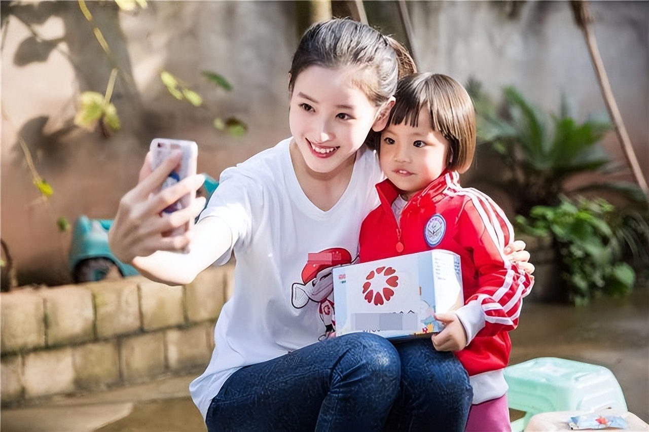 章泽天，嫁给刘强东7年，她的聪明让人刮目相看