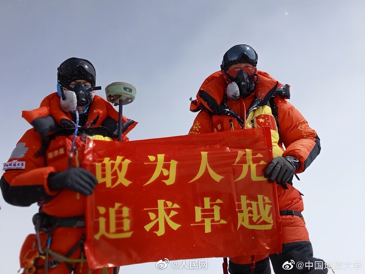 【法治热点早知道】情侣在接受防疫排查时，女友被发现是逃犯，男子脱口而出说了9个字！