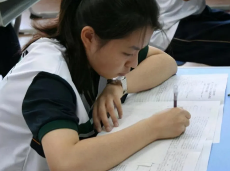 高考和走单招的差距不是一般大，高三一模380分，聪明学生这样选