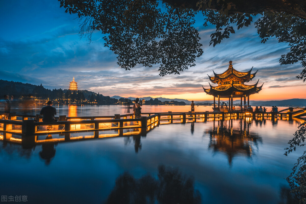 有100多处公园景点,有"西湖十景","新西湖十景","三评西湖十景"之说