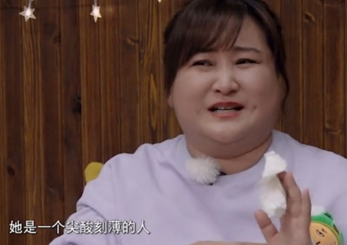 贾玲不请杨迪吃饭被骂刻薄？对恶评流泪请求：希望大家宽容一点