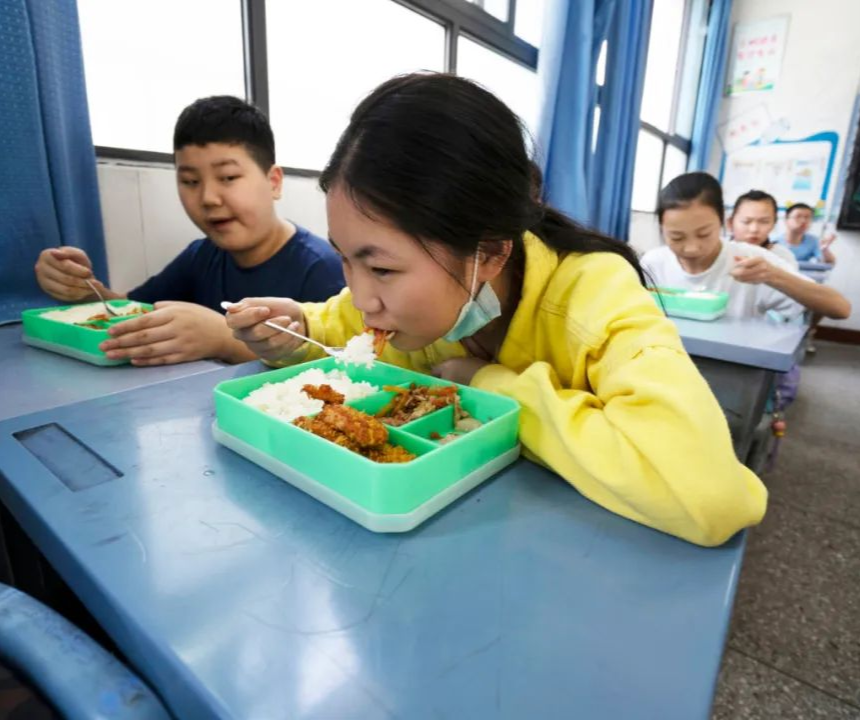 暖心又暖胃！翠屏区城区校园“营养午餐”为学生“舌尖” 护航