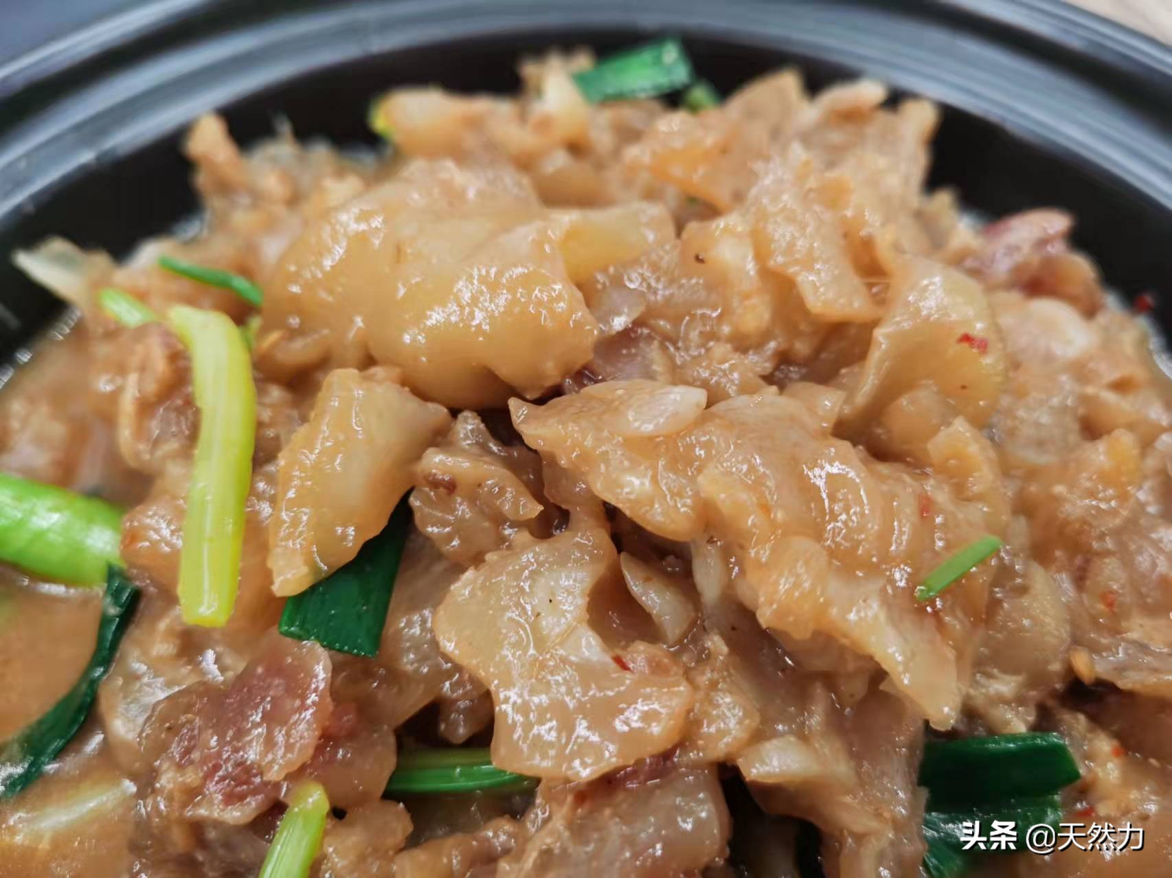 牛蹄筋要怎么做才软烂入味，教你家常做法，一口下去全是胶原蛋白
