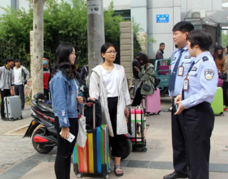 大学生喜从天降，将首次迎来“超长暑假”，部分高校放假时间已出