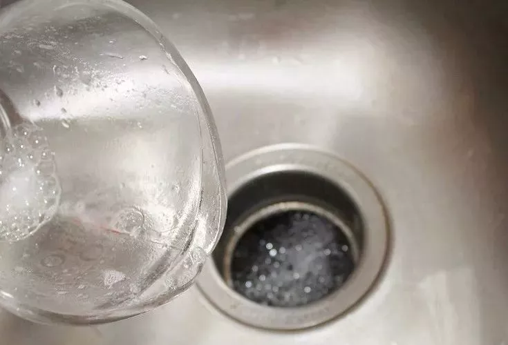 下水道堵了怎么办？千万别用热水冲！教你正确做法，管道畅通无阻