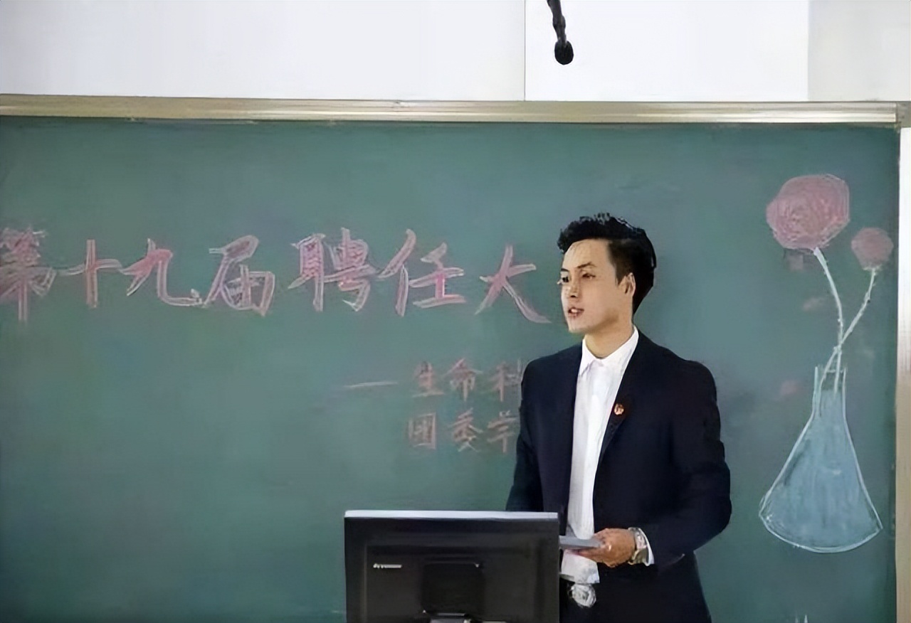 天津某高校辅导员火了，被女学生当众“表白”，同学又嫉妒又羡慕