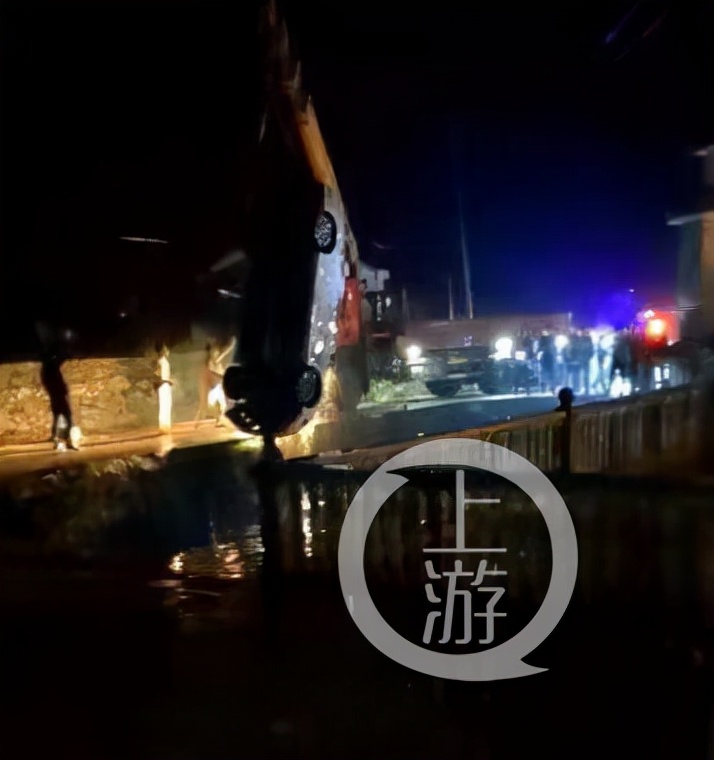 湖南岳阳初中学生疑偷开私家车掉水塘致3人亡