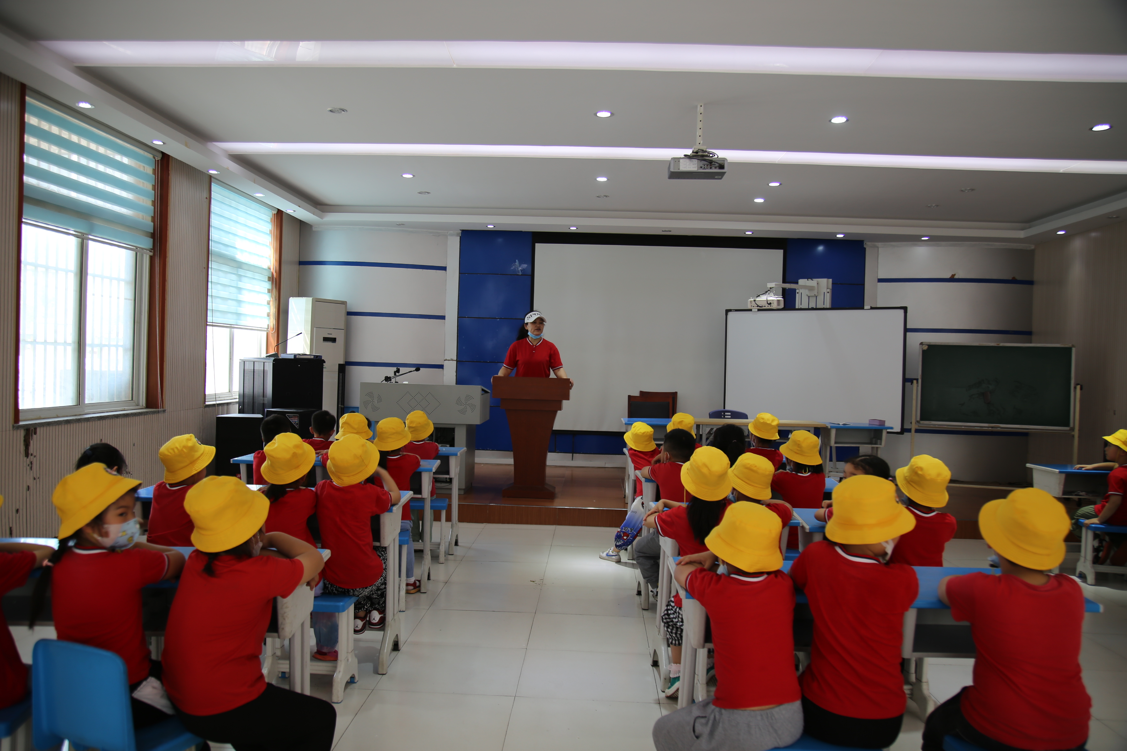 幼儿园孩子进东方红小学 体验小学生活