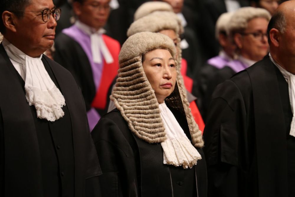 香港已回归24年，这顶来自英国的假发戴着还有何意义？何不脱掉它