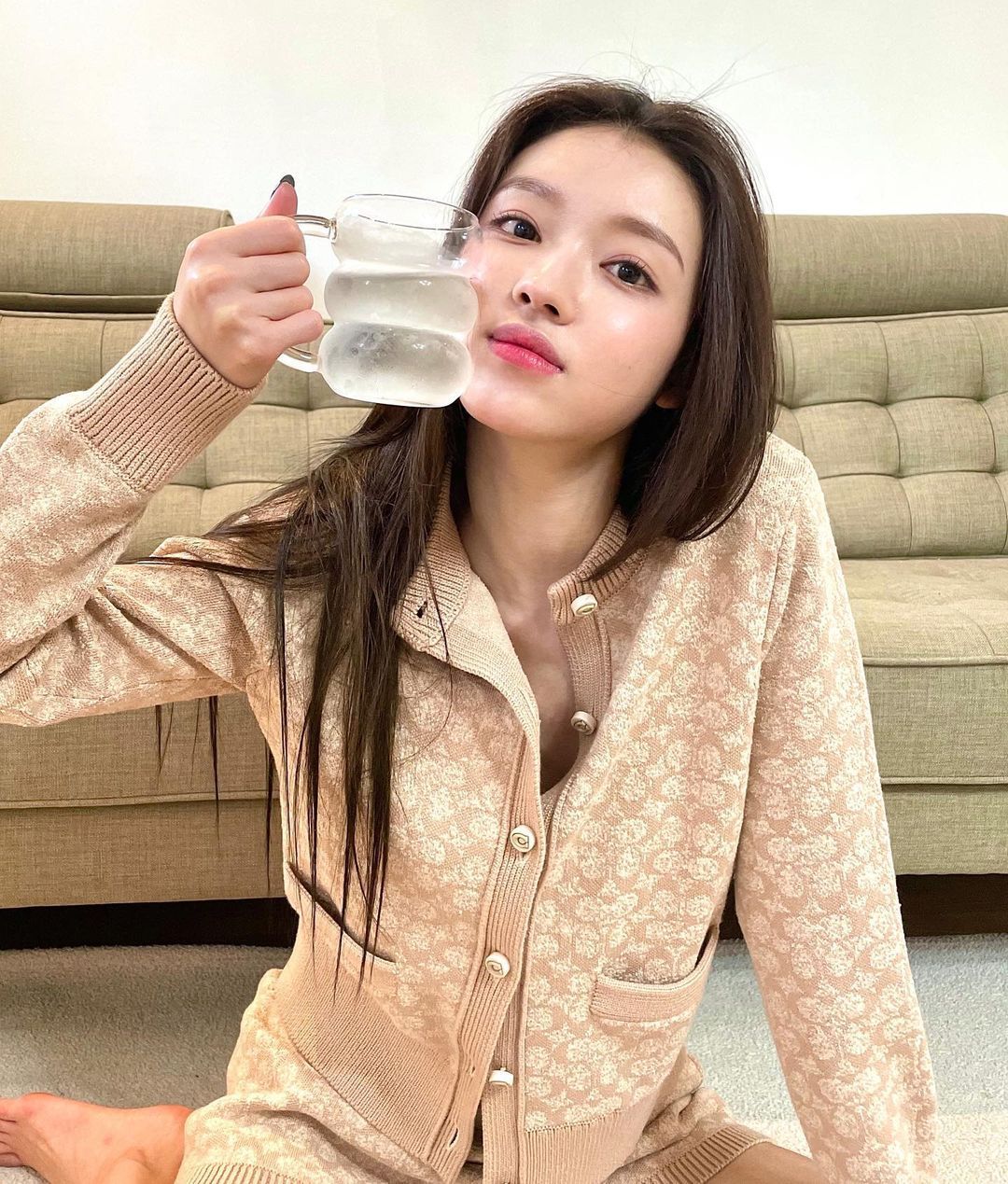 “微妙的性感”，韩国女星YooA晒美照，拿水杯比小脸，秀纤细腰身