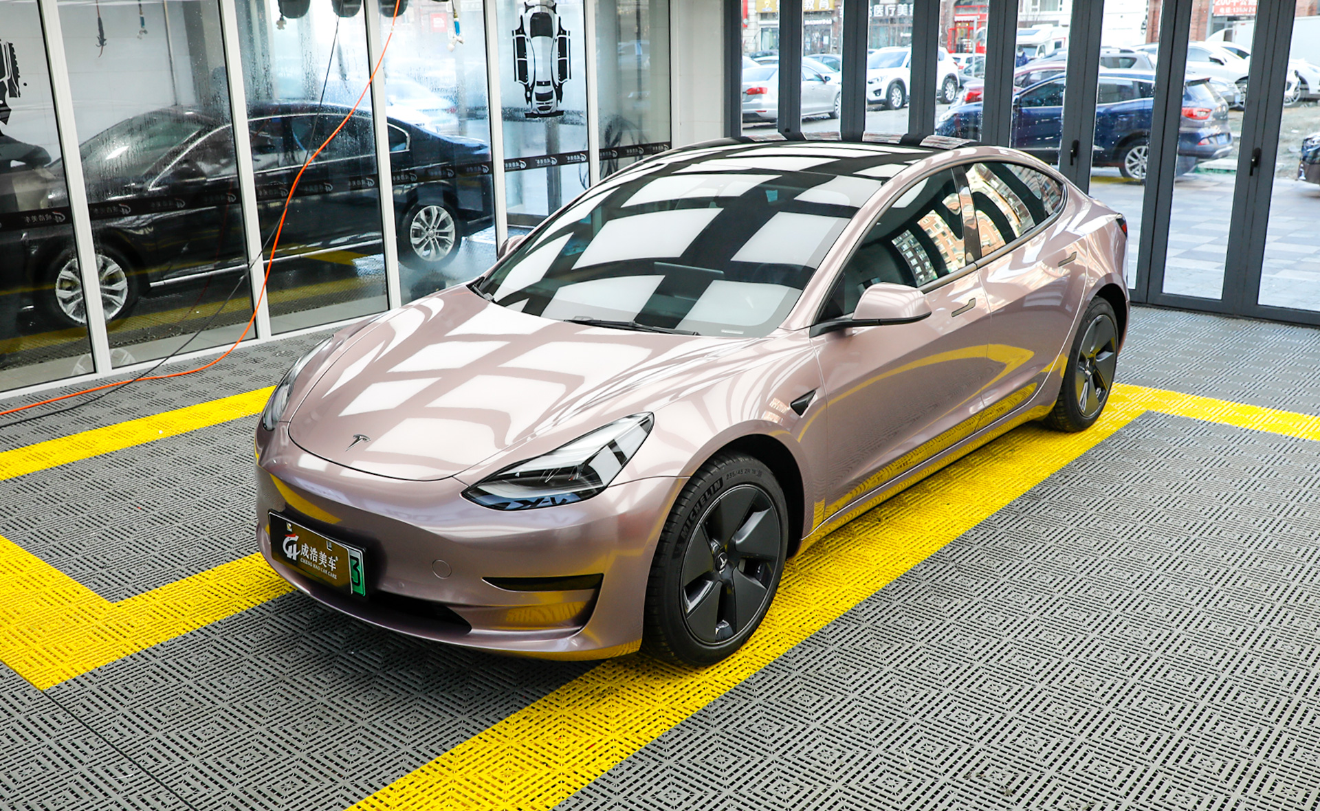 车身改色｜特斯拉Model3，总逃不过一款冰莓粉