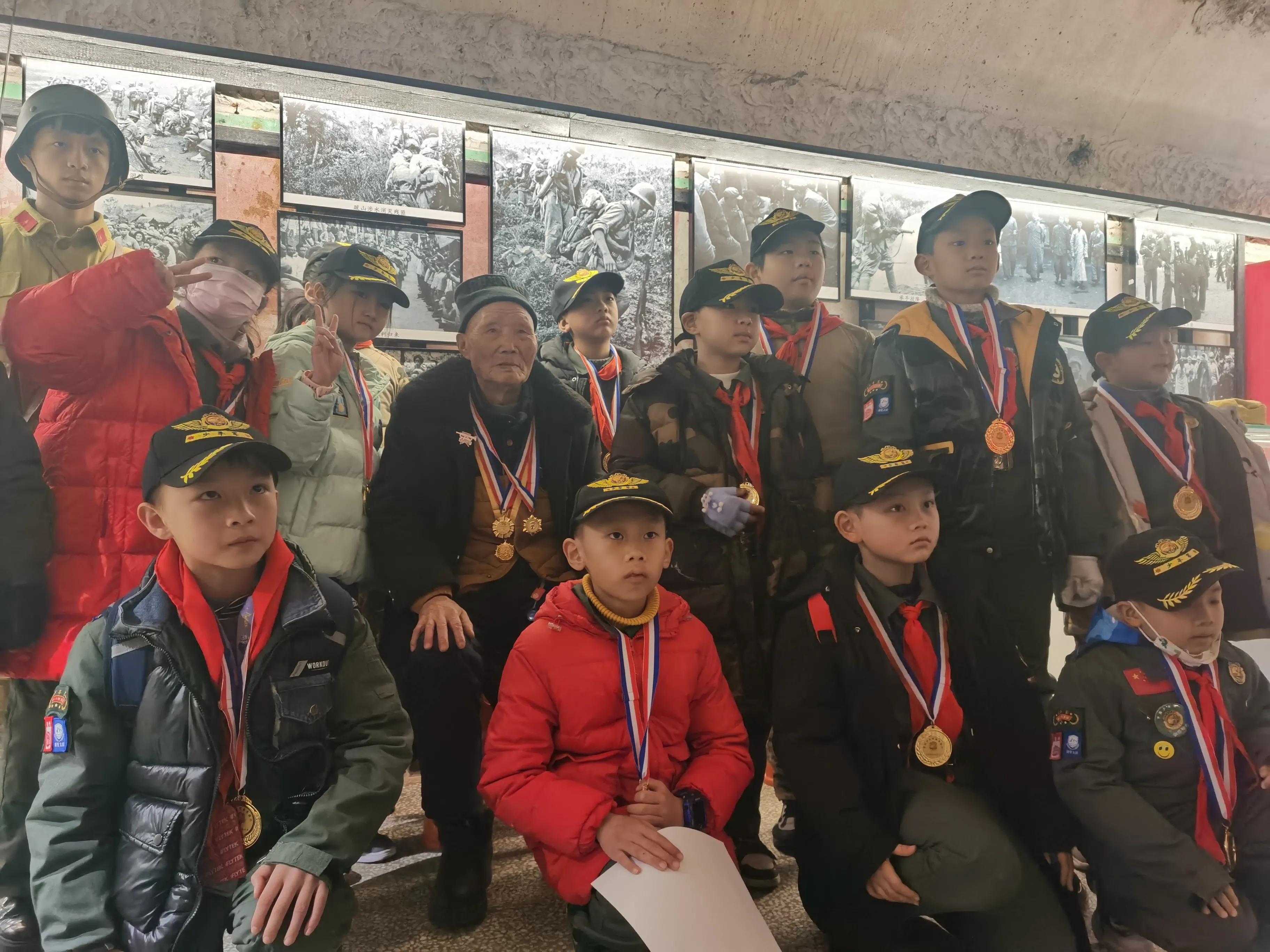 贵州200多名少年军，元旦贵阳祭先烈，聆听4位老英雄战斗故事
