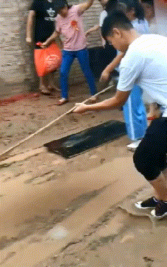 爸，你旁边的叔叔好帅，爸爸：这是你妈，网友当场笑喷了，哈哈哈