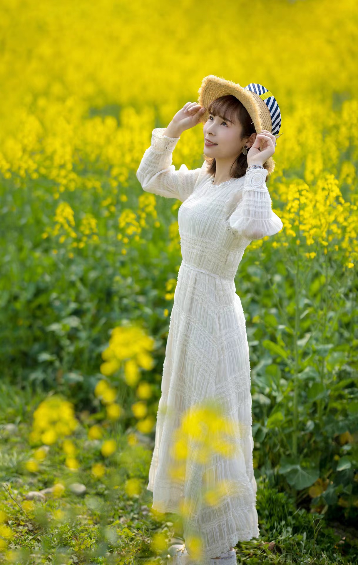 单人油菜花中拍照姿势图片拍好油菜花人像的8个姿势