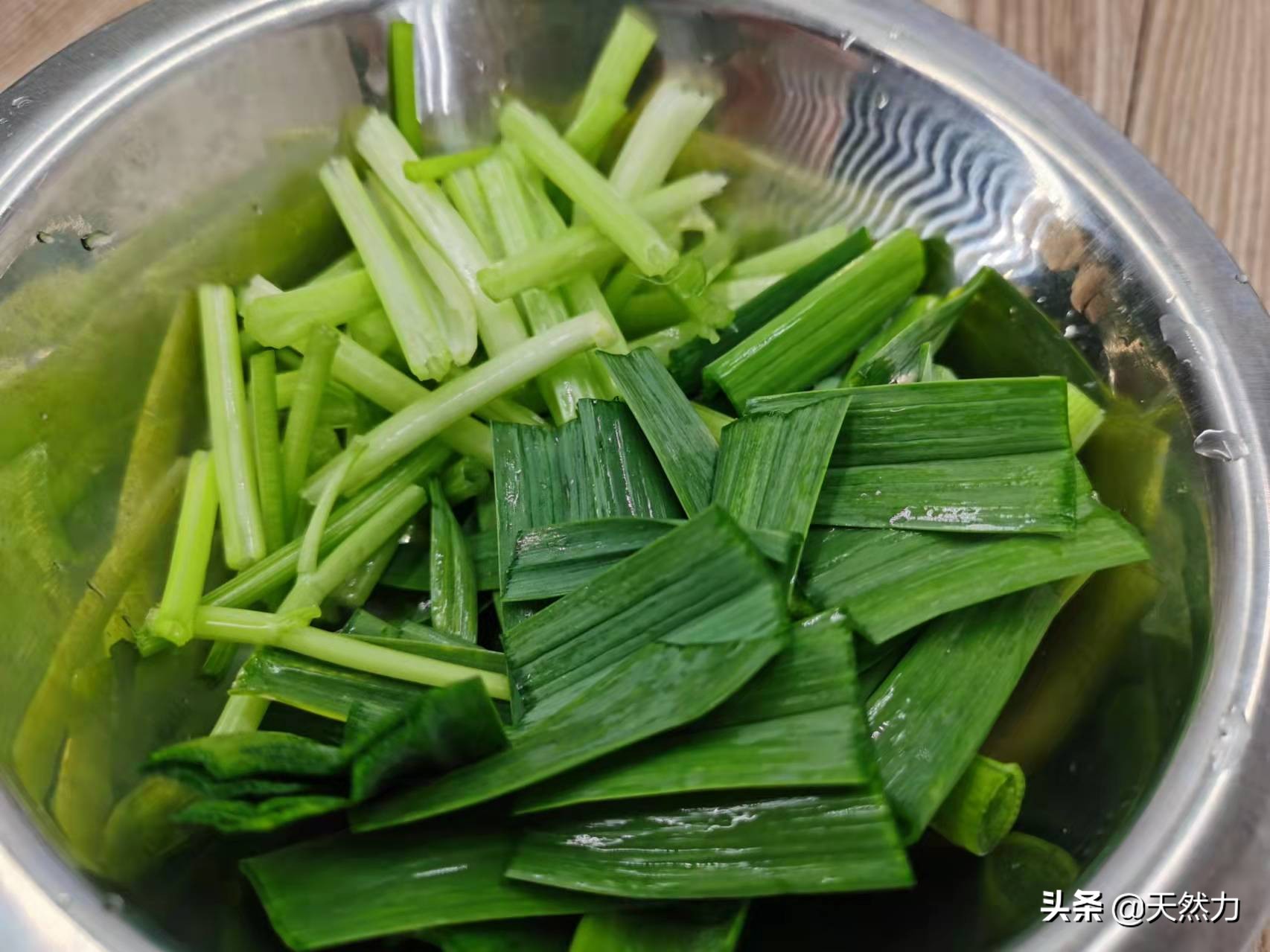牛蹄筋要怎么做才软烂入味，教你家常做法，一口下去全是胶原蛋白