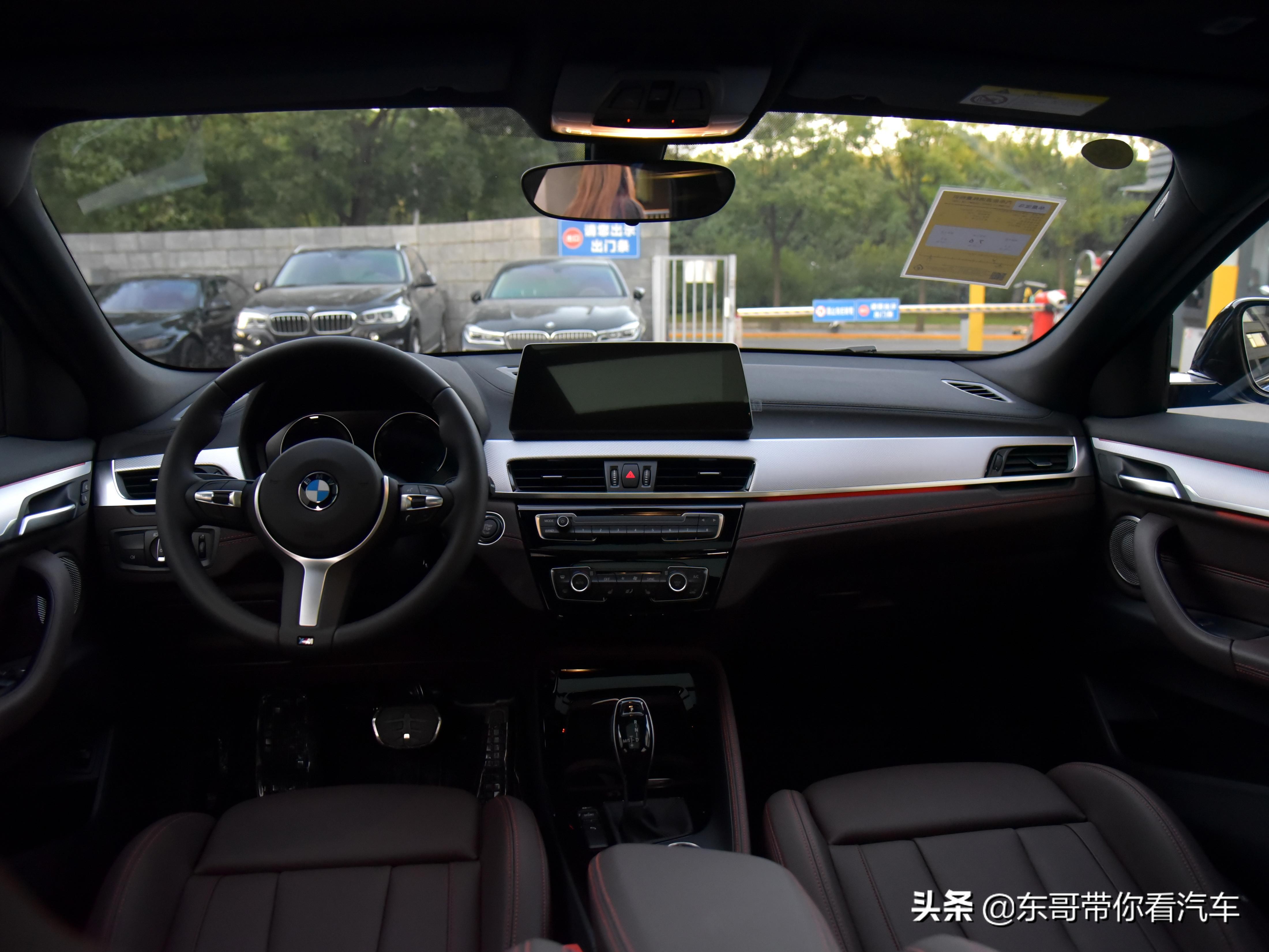 紧凑型精致小车,内饰精致,空间小,实拍宝马x2