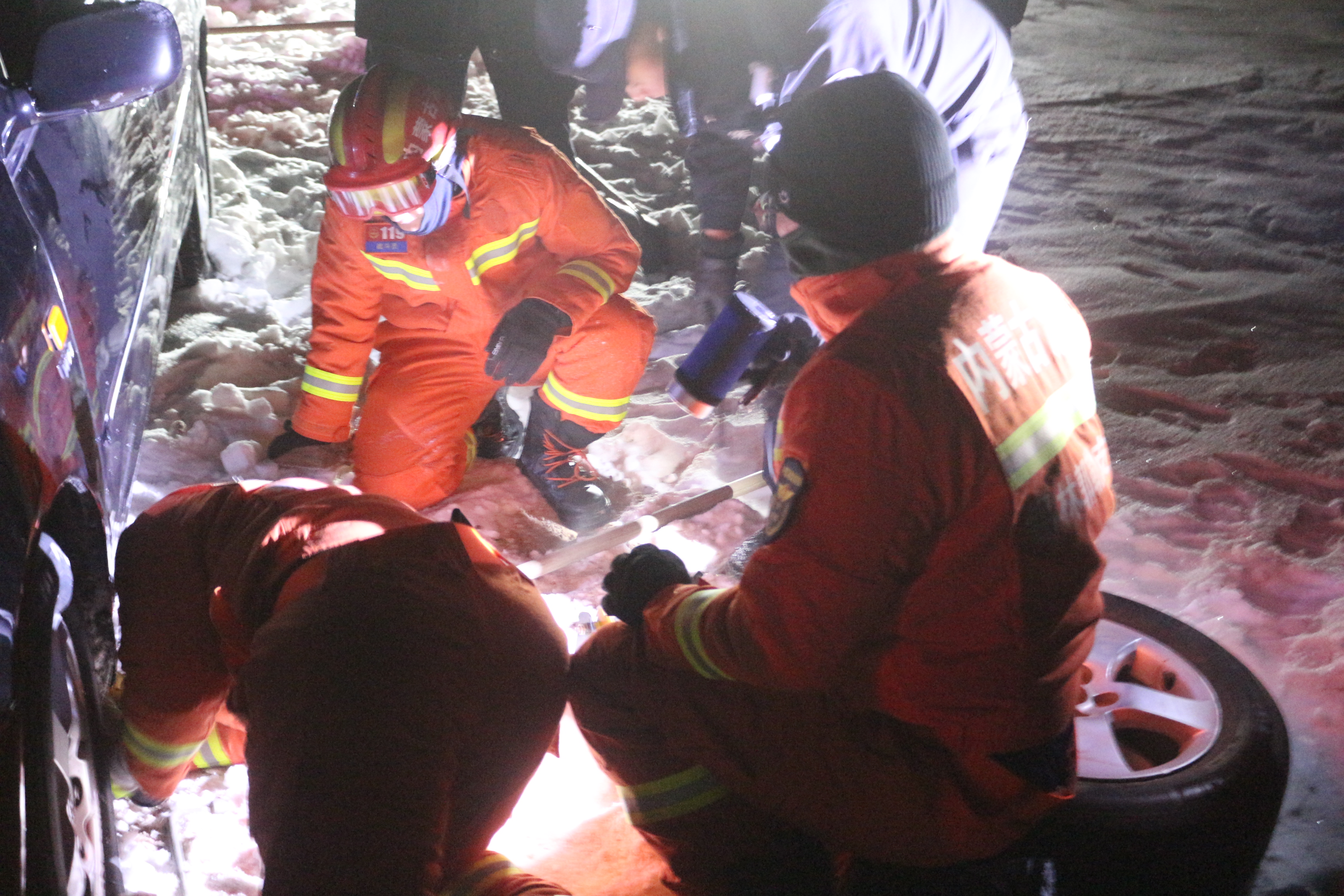 夜间轿车被困道路积雪中 消防紧急救援