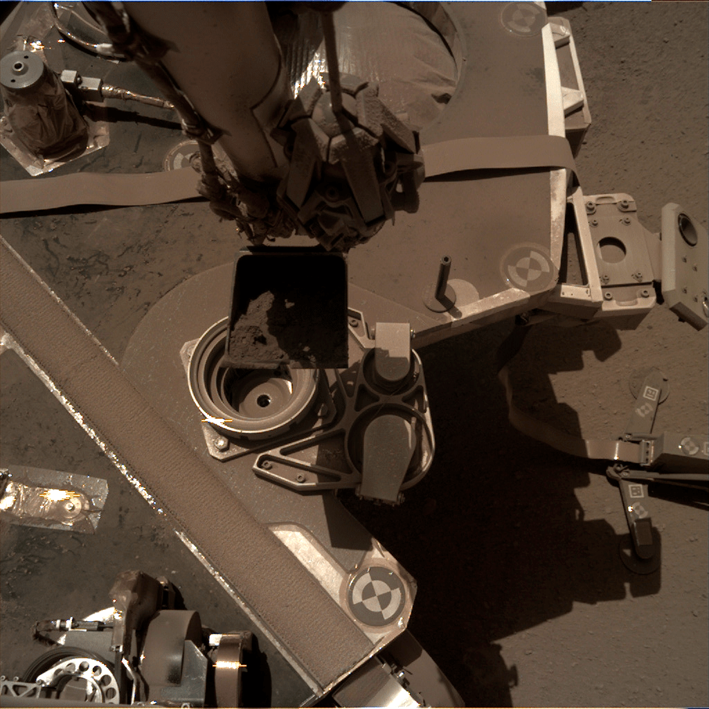 该抖一抖了，祝融号火星车最新自拍照曝光，浑身蒙了一层灰尘