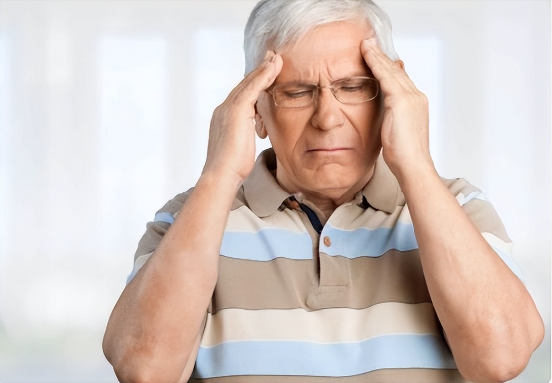 最突出的症状就是记忆力下降,语言和认知能力出现障碍