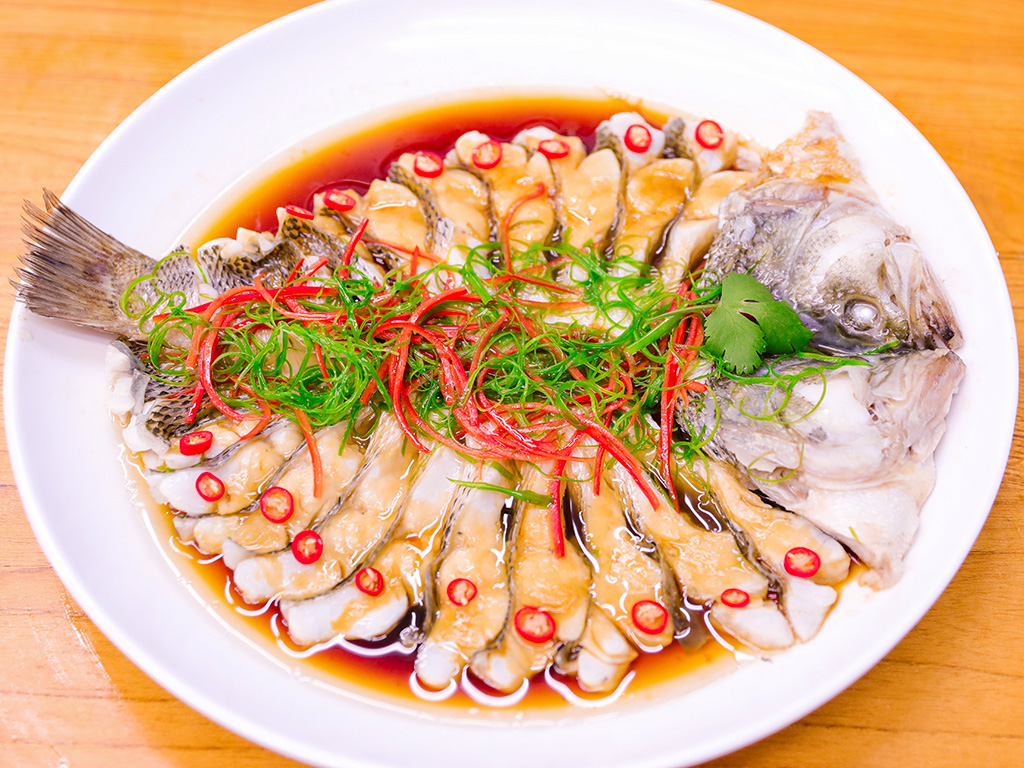 推荐:清蒸鲈鱼清蒸鲈鱼大家经常吃,但是开屏的清蒸鲈鱼不一定经常做