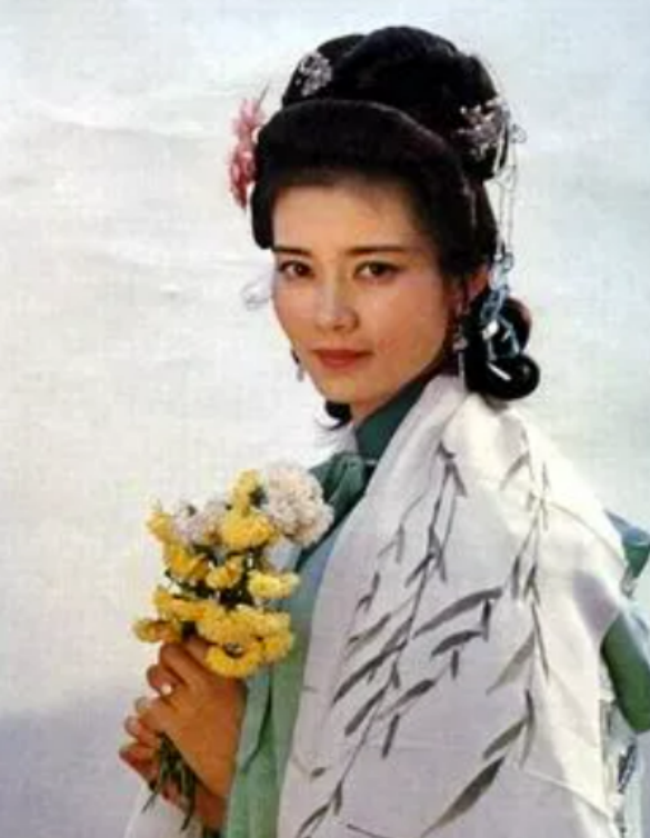 挂历女神殷亭茹：爆红后退圈，中年丧夫，晚年又病死他乡令人唏嘘