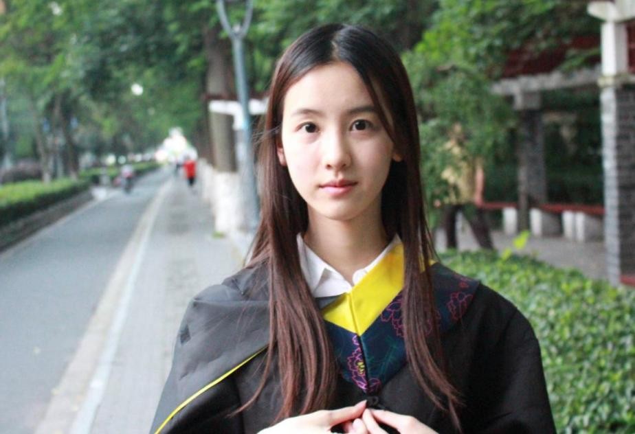 “面如观音”陈都灵：当年美过奶茶妹妹，演技尴尬却频频合作顶流