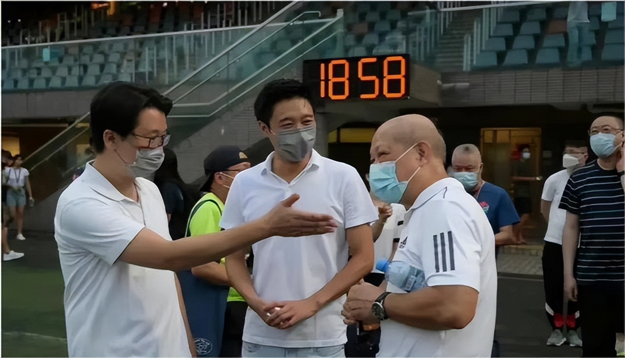 霍启山亮相有大将范！穿西装秀笔挺身材，比哥哥霍启刚更帅