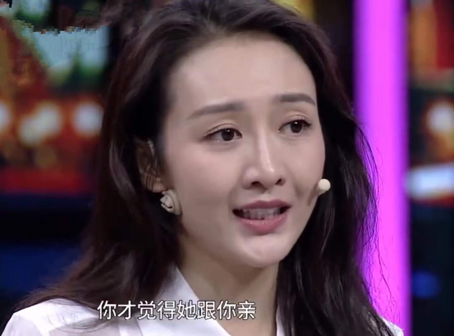 王鸥现身同母异父妹妹婚礼，主动帮服务员备茶水，热情合照无架子