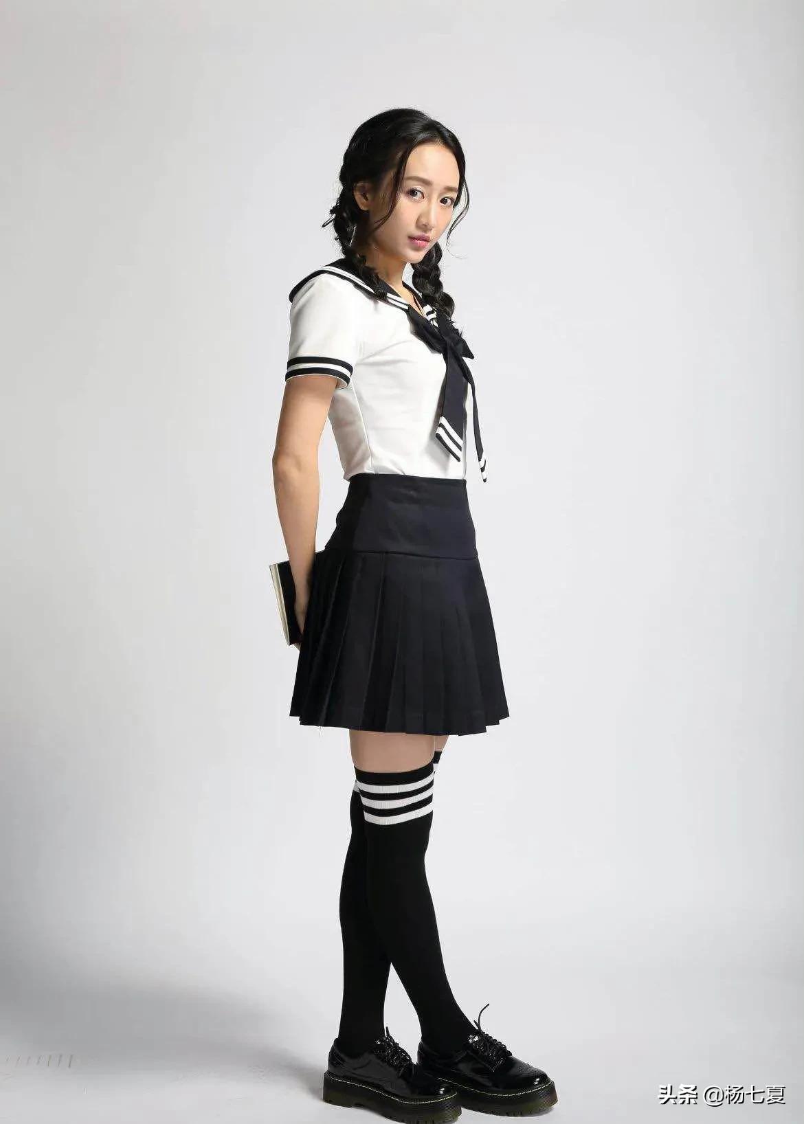 王鸥穿JK制服美成“初恋”，显瘦显高，腿又细又长