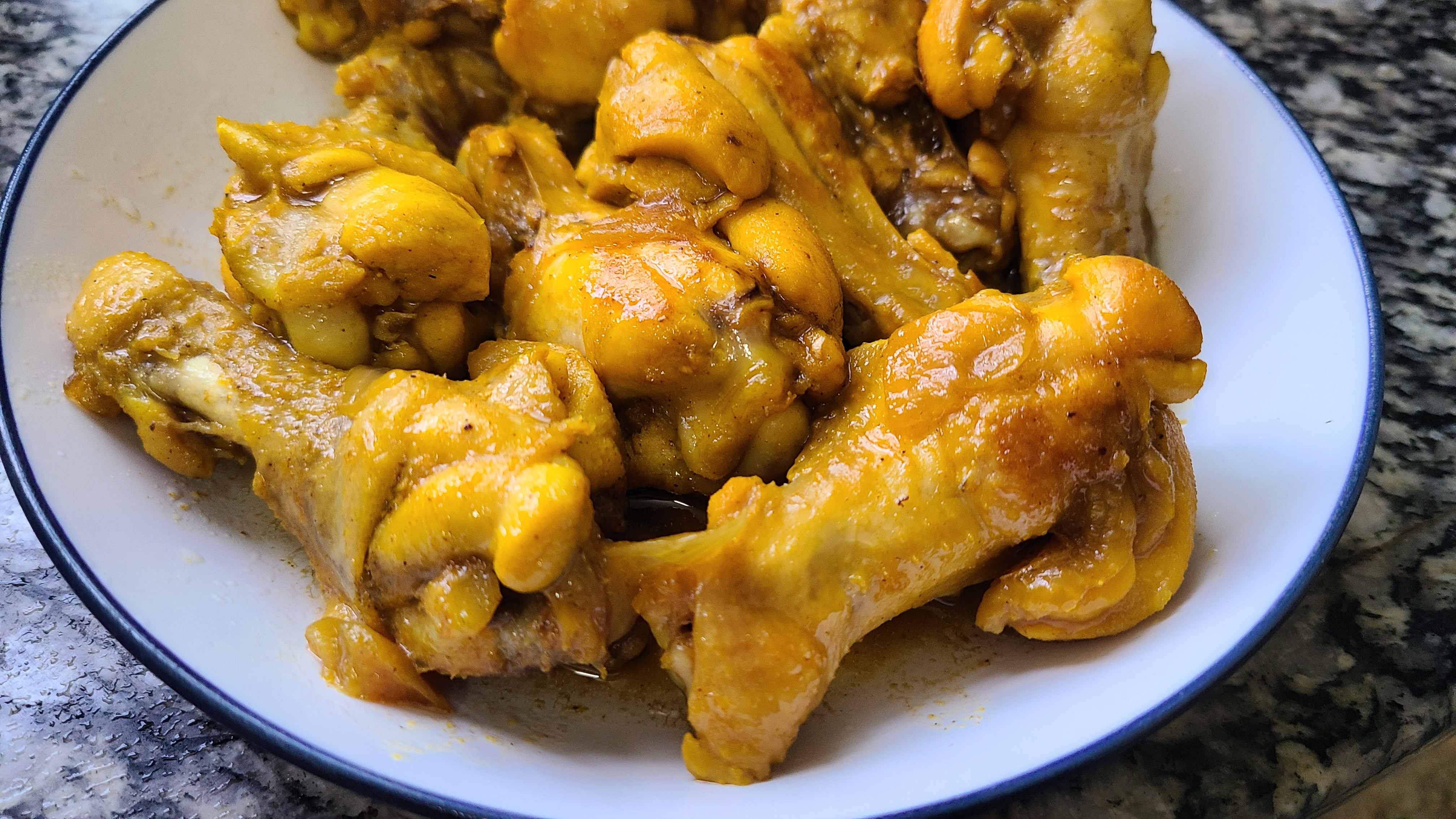 盐焗鸡腿在广东出了名，老厨师教你特色做法，好吃又入味