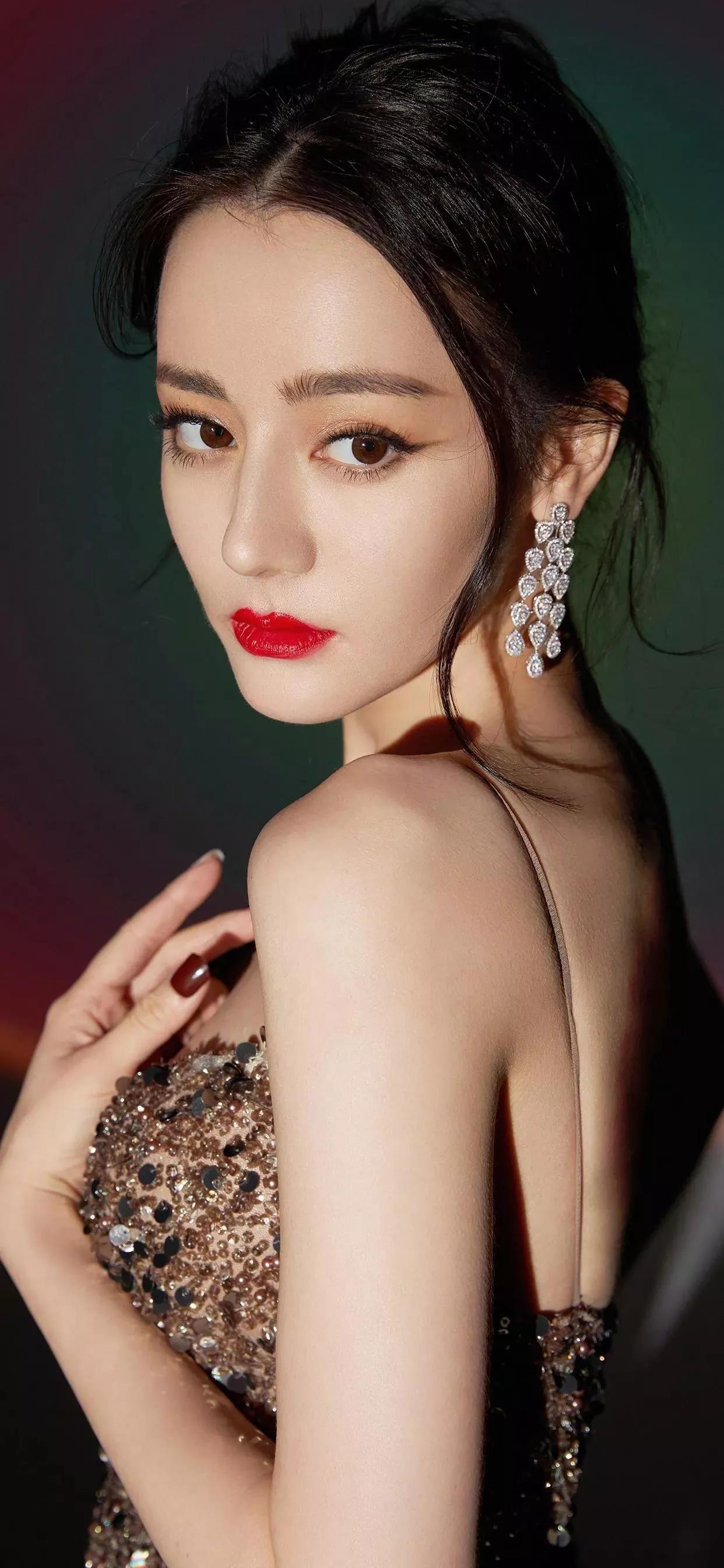 迪力热巴穿的这几套礼服你喜欢她哪一套快来评论一下吧