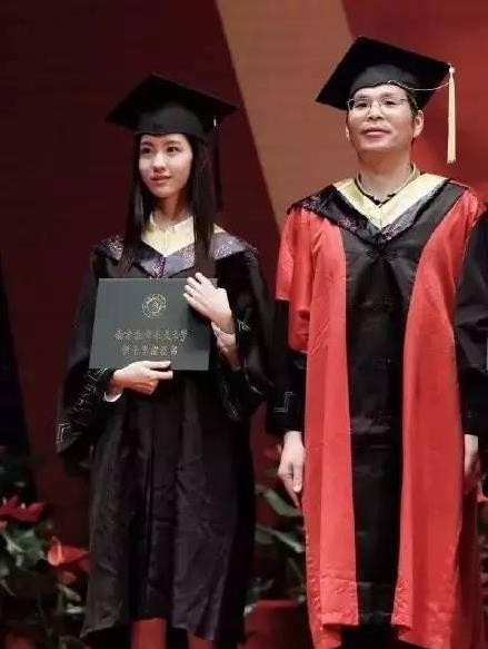 “面如观音”陈都灵：当年美过奶茶妹妹，演技尴尬却频频合作顶流