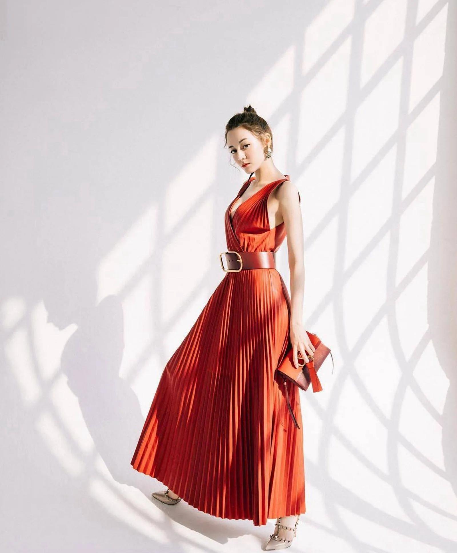 迪丽热巴大红条纹连衣裙