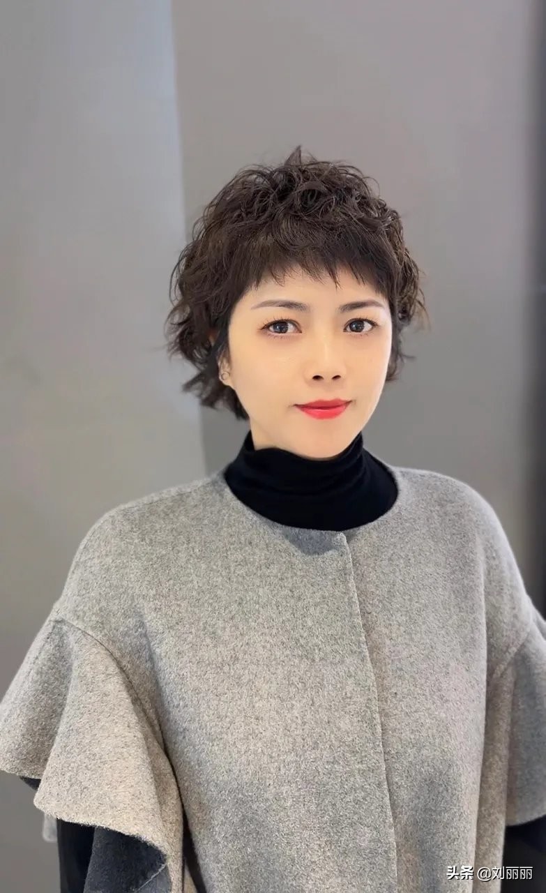 女人过了50岁,最火的还是剪短发,利落时尚有气质