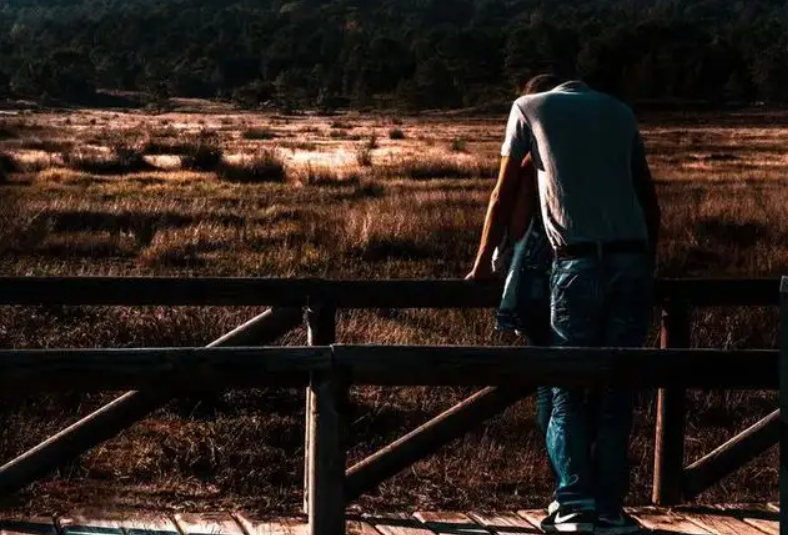 “那坟前开满丁香花”，20年前爆红的《丁香花》，唱的亡者是谁？