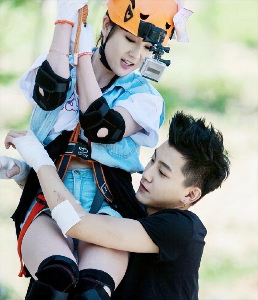 街头卖艺、卑微求职、卖货求生，这5位过气女星如今有多窘？