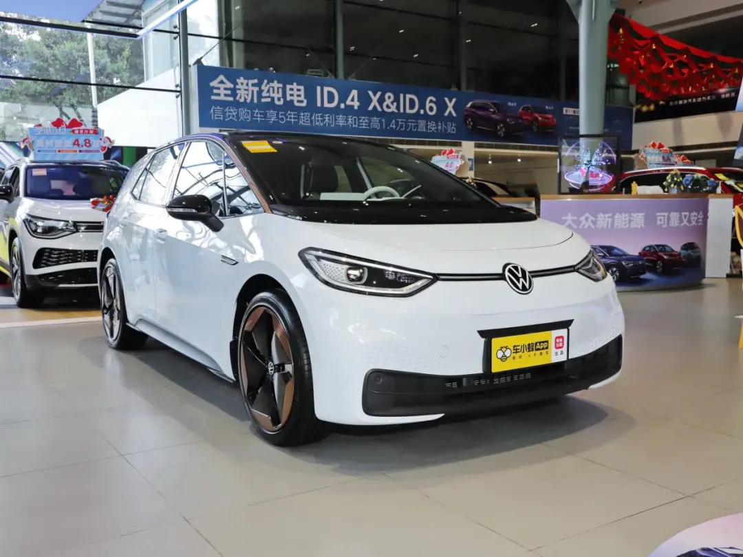 差价5万,配置却不相上下,同是纯电精品小车,你到底会选谁?