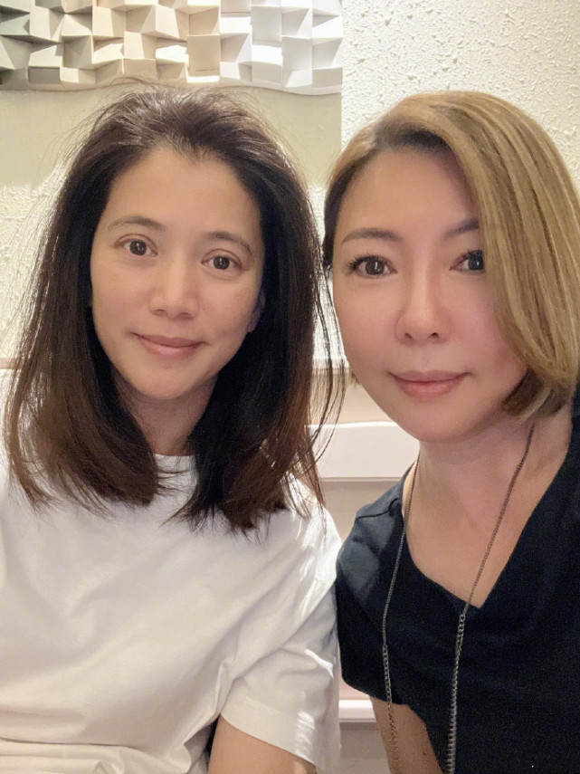 张智霖夫妇浪漫约会，结婚21年甜蜜如初，50岁袁咏仪自信秀全素颜