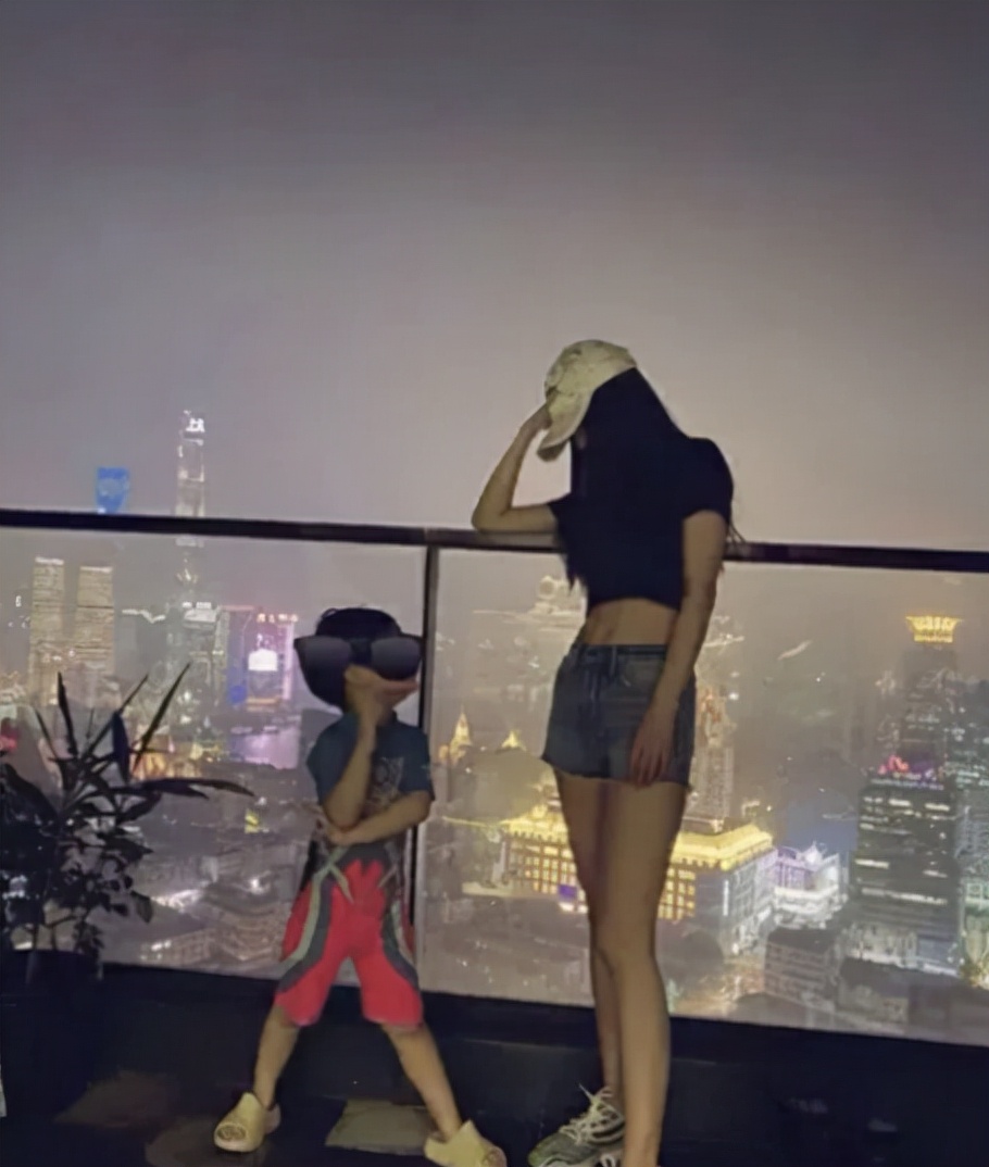 黄晓明卡点为儿子庆生后，baby助理晒照为小海绵庆生，好温馨