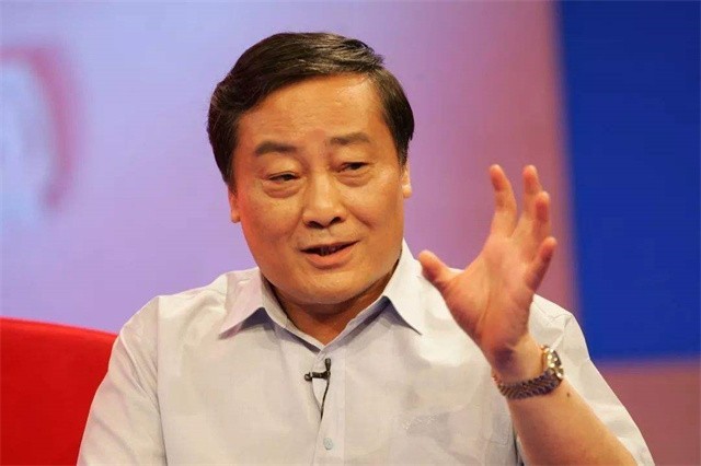 每年赚上亿利息，却穿廉价衣服舍不得坐飞机，首富请他吃饭都不去