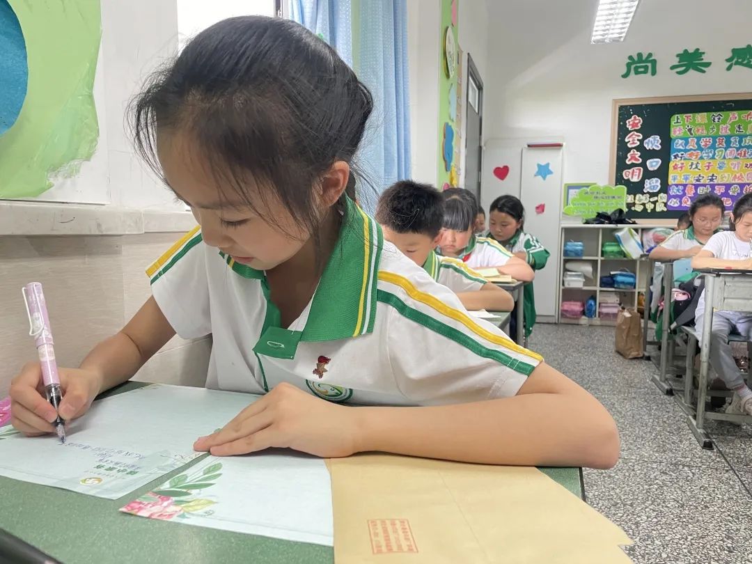 四川天府新区锦江小学与新疆一团中心小学开展书信手拉手实践活动