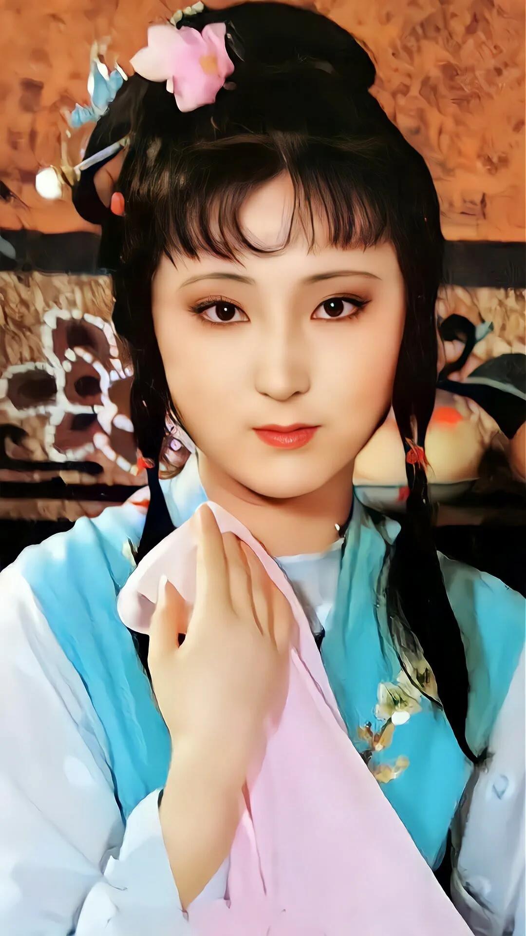 陈晓旭的林黛玉太美太经典了，她的一颦一笑，都已成为无法超越