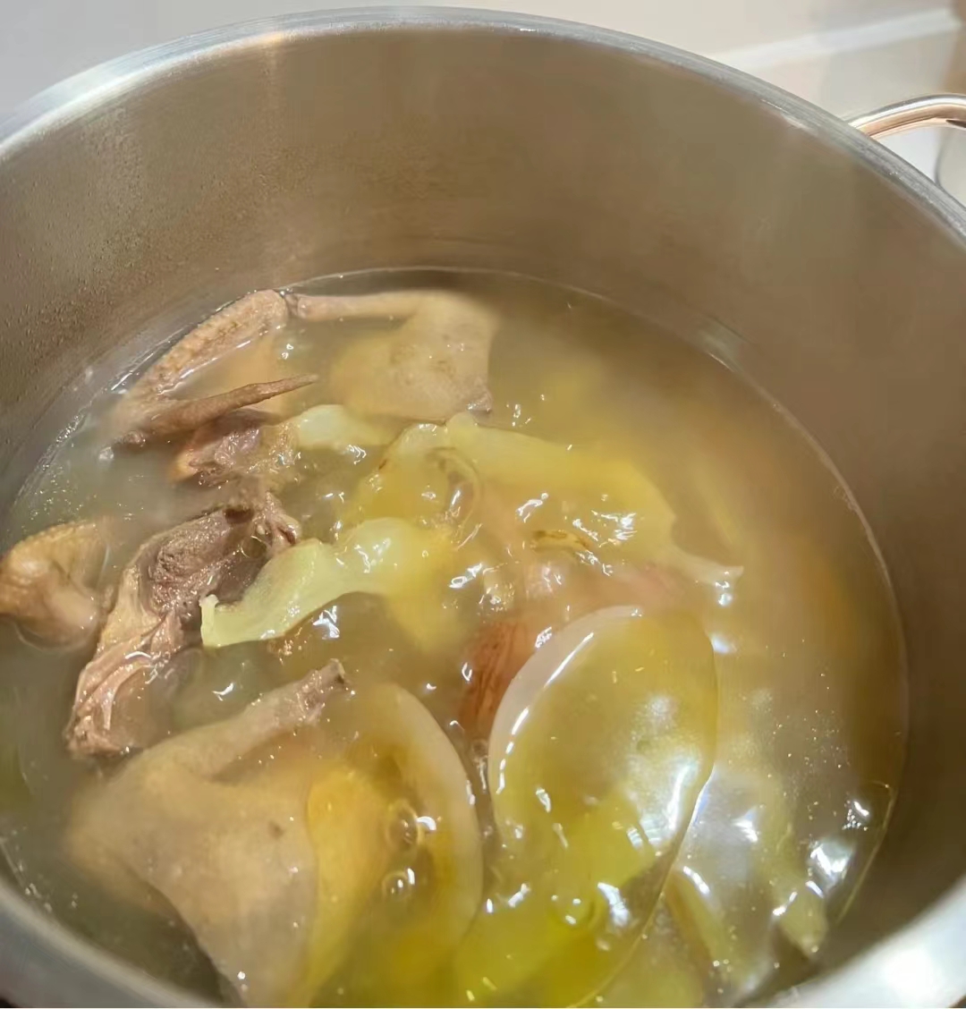 冬天最适合来上一锅热乎乎的汤，滋补又营养，多出来的汤还可以再煮个面，简直绝配！