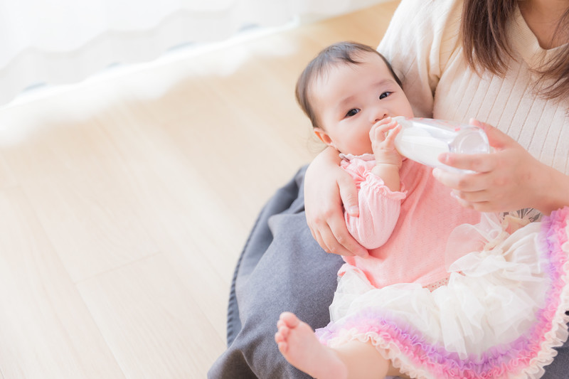 刚出生的婴儿吃多少量（新生儿多大能喝水）