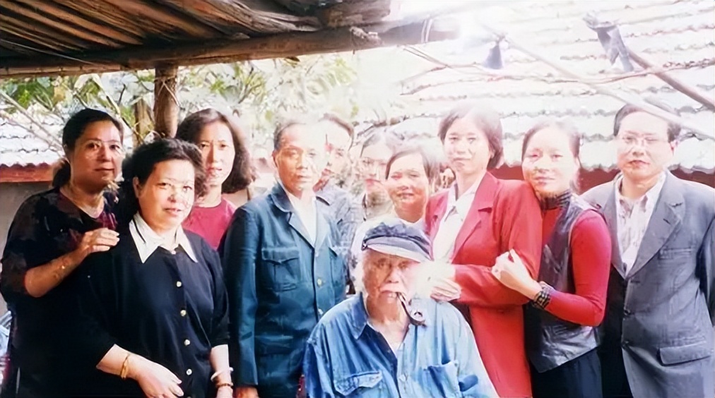 2007年成龙和亲哥安徽相认，对方一贫如洗，他有没有帮帮哥哥们