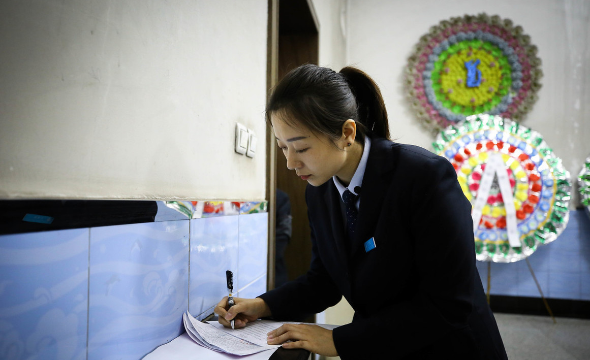 殡葬专业是香饽饽，白班一天800还日结？过来人：想想算了别当真