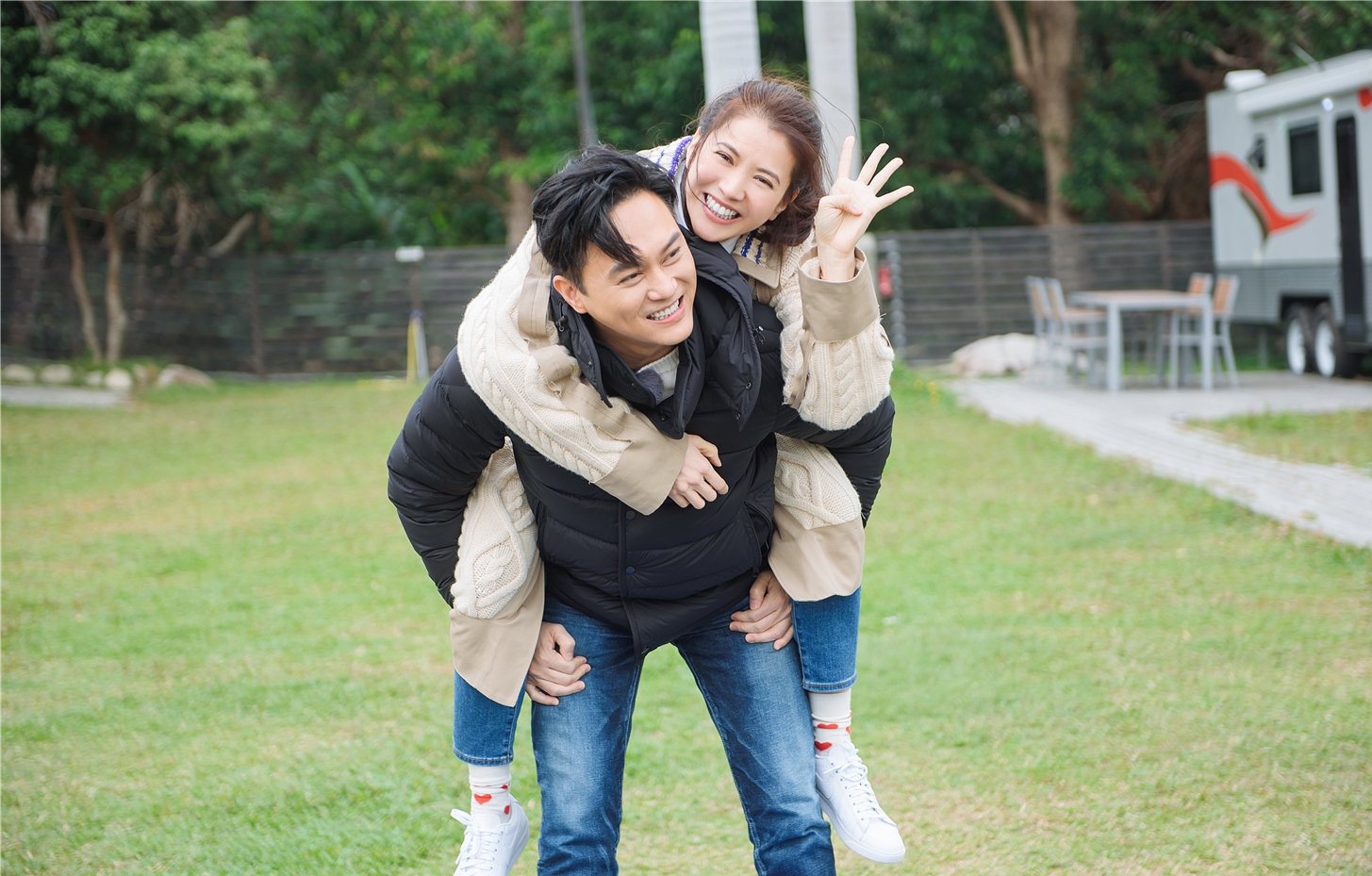 张智霖戴头巾摘棉花被阿姨误认为20多岁，袁咏仪调侃他是狼外婆