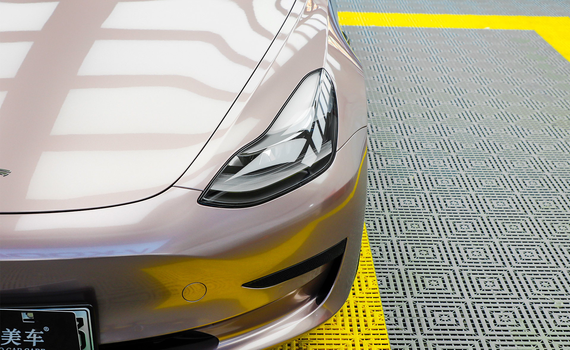 车身改色｜特斯拉Model3，总逃不过一款冰莓粉