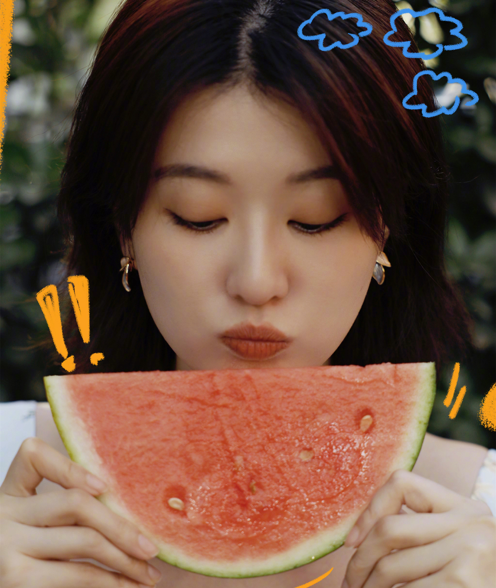 乔欣搞怪拿西瓜美照俏皮可爱