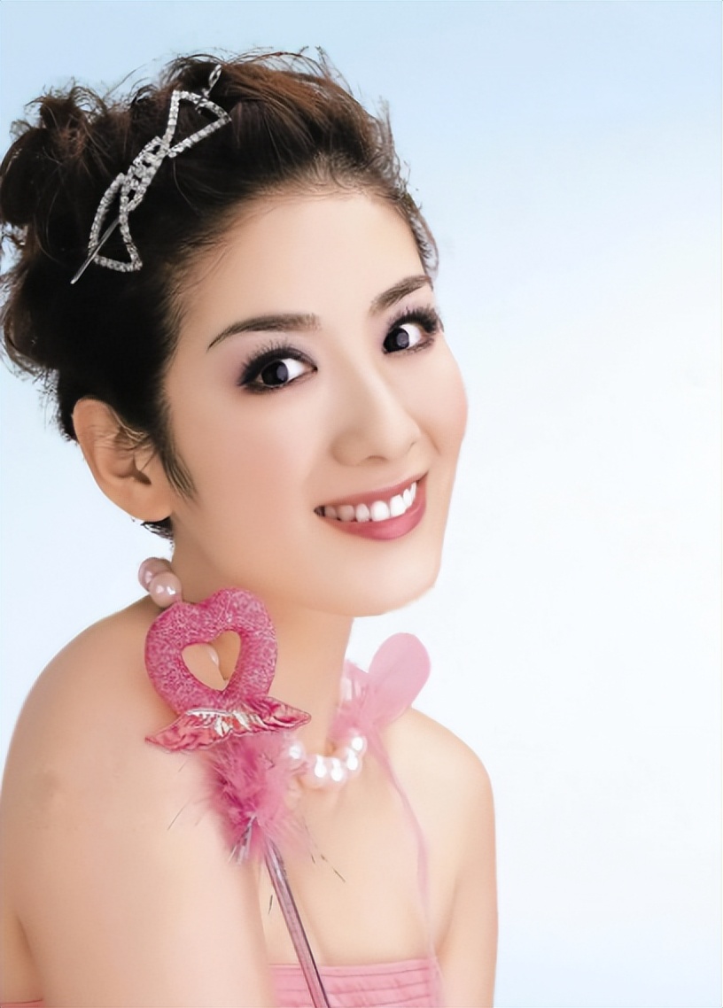 “乘風破浪”黃奕：被兩任前夫接連傷害，如今與"五阿哥"深夜發糖